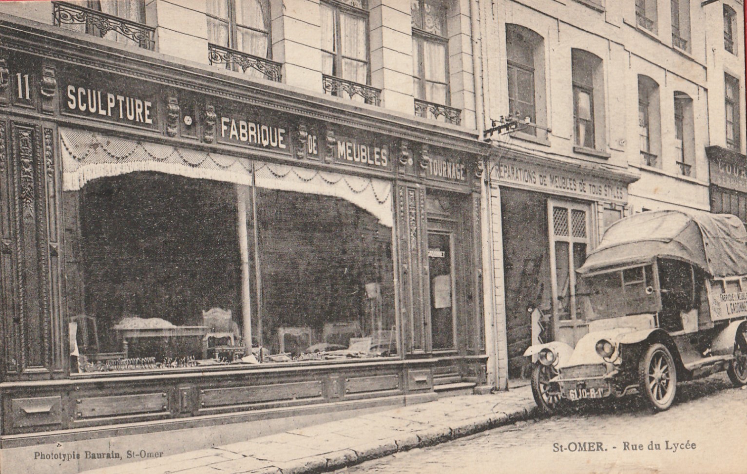 Une belle façade de magasin , à l'époque on faisait fabriquer ses meubles par des artisans. On peut voir un camion de livraison .